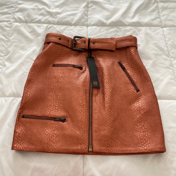 x REVOLVE Tori Skirt in Bronze
House of Harlow 1960 - Picture 11 of 12